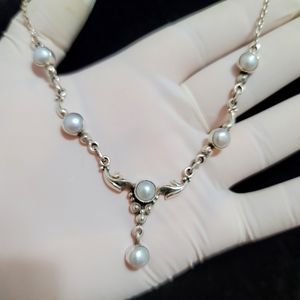 Silver 925 necklace with pearls.